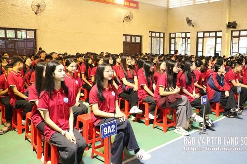 Gần 700 học sinh, cán bộ, giáo viên được tuyên truyền, phổ biến pháp luật về trật tự, an toàn giao thông
