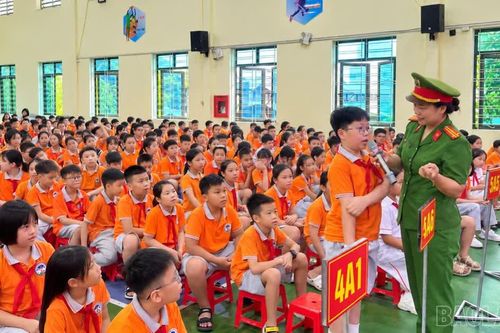 Hơn 1.300 cán bộ, giáo viên và học sinh Trường Tiểu học Lê Văn Tám được trang bị kỹ năng PCCC và CNCH