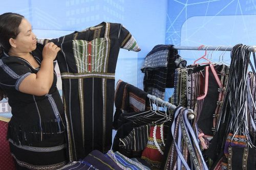 Đưa sản phẩm thổ cẩm lên mạng