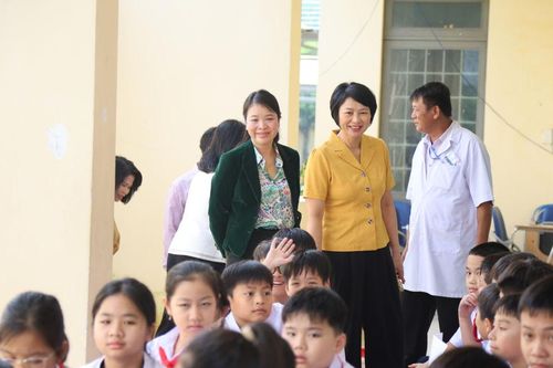 Phó Bí thư Tỉnh ủy Phạm Thị Phúc kiểm tra công tác chăm sóc sức khỏe Nhân dân tại Đạ Huoai