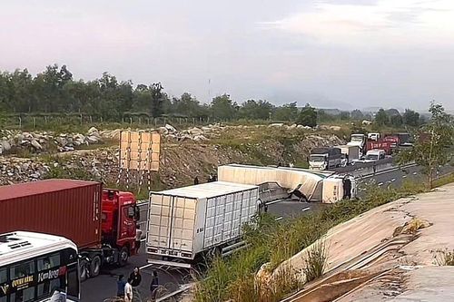 Tài xế ngủ gật khiến xe tải bị mất lái, lật ngang trên cao tốc Vĩnh Hảo - Phan Thiết