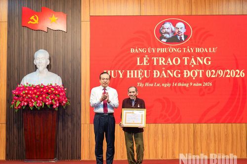 Đảng ủy phường Tây Hoa Lư tổ chức Lễ trao tặng Huy hiệu Đảng cho đảng viên