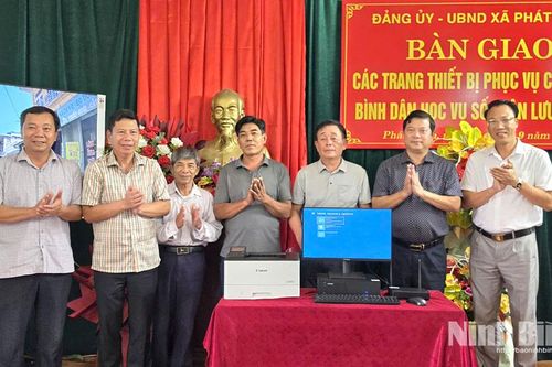 Bàn giao các trang thiết bị phục vụ công tác bình dân học vụ số xã Phát Diệm