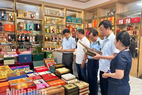 Kiểm tra công tác bảo đảm an toàn thực phẩm Tết Trung thu