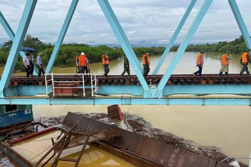 Mưa lớn, gây ngập lụt, chia cắt tại nhiều địa phương