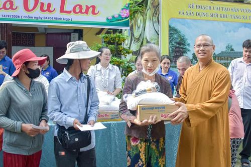 Tu viện Vĩnh Đức trao 400 phần quà đến người dân khó khăn trên địa bàn phường Bình Trưng Tây