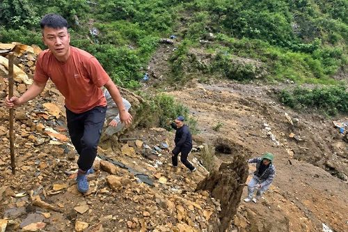 Cuộc chiến với 'cái chết trắng' giữa núi rừng