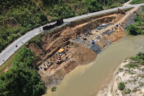 Đẩy nhanh khắc phục các điểm sạt lở trên đèo Khánh Lê trước mùa mưa