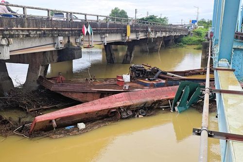 Quảng Trị: Khẩn trương xử lý hai sà lan còn đang mắc kẹt dưới cầu Mỹ Chánh