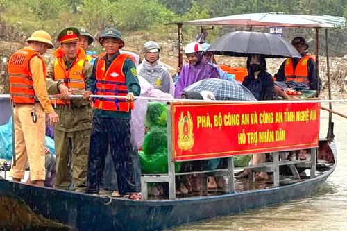 Bộ Công an tặng phà cho người dân Nghệ An sau khi cầu Trung Thắng bị lũ cuốn trôi