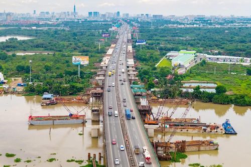 Dự án mở rộng cao tốc TP.HCM - Long Thành vẫn đối diện khó khăn về vật liệu, nhân lực