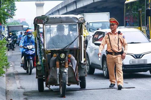 Hà Nội: Xử lý nhiều tài xế giả danh thương binh, lái xe ba bánh chở hàng cồng kềnh
