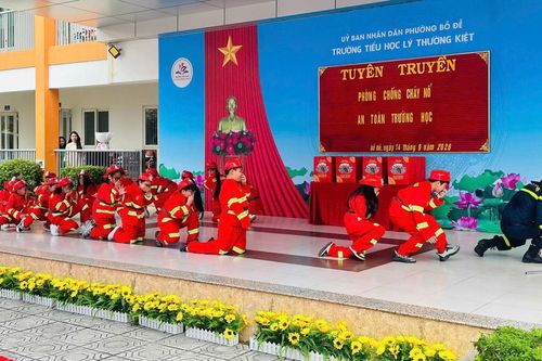 Hà Nội: Học sinh nhiều trường được thực hành kỹ năng ATGT, PCCC