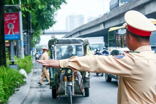 Hà Nội: Cảnh sát giao thông xử lý nhiều xe ba bánh tự chế chở hàng cồng kềnh