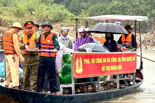 Bộ Công an và Công an tỉnh Nghệ An hỗ trợ phà giúp dân bị chia cắt do mưa lũ
