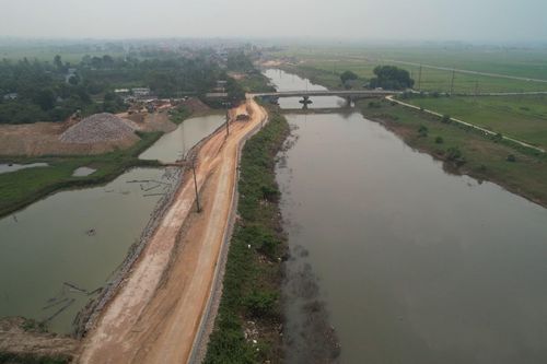 Khẩn trương thi công, hoàn thiện đê Tả Bùi