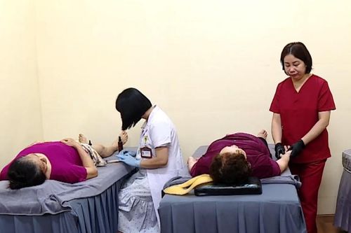 Trạm y tế trở thành “điểm đến” của người cao tuổi