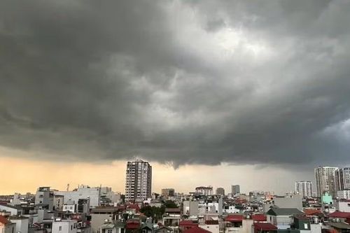 Cảnh báo dông, lốc, sét, mưa đá trên khu vực Hà Nội