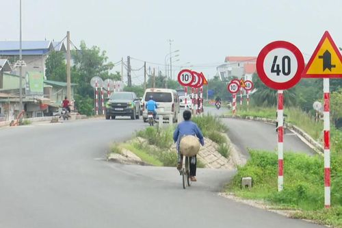Ma trận biển báo giao thông trên đường đê Yên Nghĩa