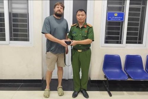 Công an xã Ứng Thiên trao trả máy ảnh thất lạc cho du khách Bỉ