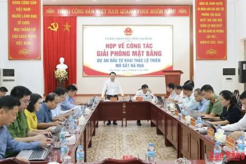 Vận động cán bộ, chiến sĩ gương mẫu đi đầu, chấp hành giải phóng mặt bằng dự án mỏ sắt Nà Rụa