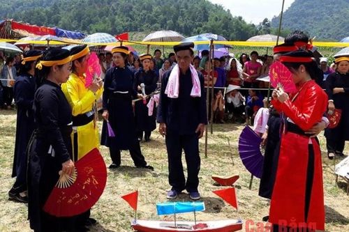 Những gam màu dệt nên không gian thiêng của nghi lễ Nàng Hai
