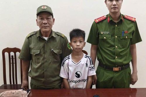 Nhặt được balo chứa gần 51 triệu đồng, nam sinh lớp 5 lập tức làm một việc khiến nhiều người nể