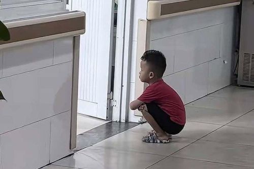 Cảnh tượng trước cửa phòng sinh khiến 2 triệu người dừng lại xem, lý do phía sau gây xúc động