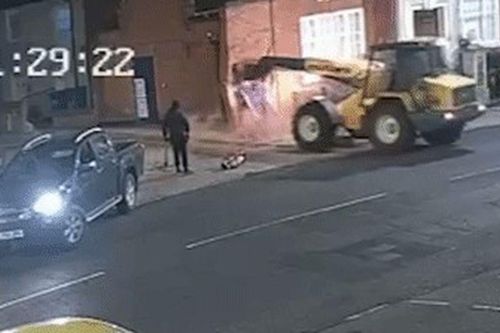 Đang ngủ thì nhận cuộc gọi báo tường nhà bị... đánh sập, kiểm tra camera mới phát hiện máy ATM đã 'biến mất'