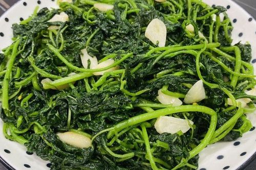 Từng mọc hoang ven đường, bờ ruộng, thứ rau nhiều người nhổ bỏ không thương tiếc nay thành đặc sản giá tới 70.000 đồng/kg