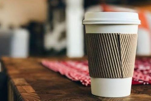 Nữ sinh trung học bị đình chỉ học vì mang ly cà phê vào lớp