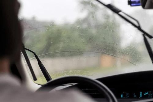 Thời tiết giao mùa kính ô tô bị mờ, 5 việc tài xế cần làm để lái xe an toàn