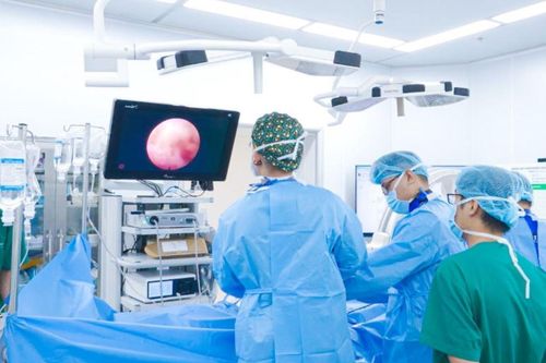 Thoát cảnh đi 10m phải dừng lại vì tê buốt với vết mổ chỉ 1cm