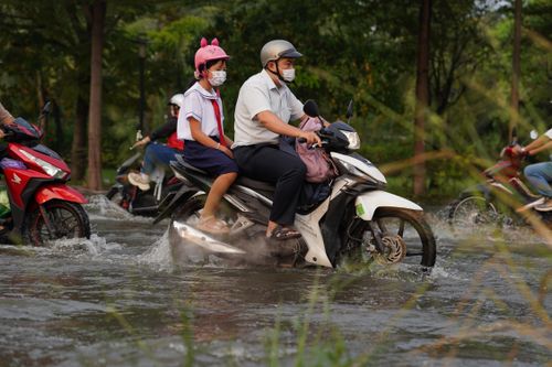 Triều cường dâng cao, người dân chật vật di chuyển sáng đầu tuần