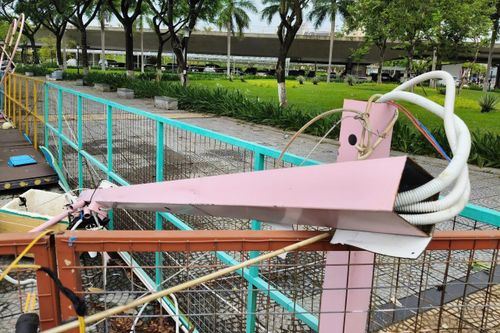 Khoảnh khắc gió cuốn phăng nhà phao, quật ngã 3 trụ điện ven sông Hàn