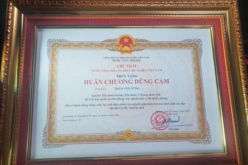 Truy tặng Huân chương dũng cảm đối với Trung tá Trần Văn Tùng