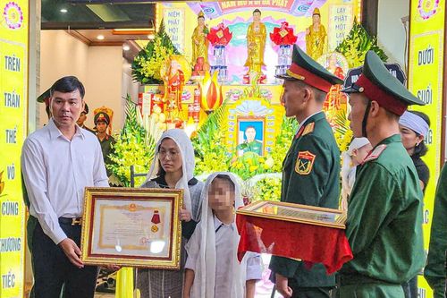 Truy tặng Huân chương dũng cảm đối với Trung tá Trần Văn Tùng