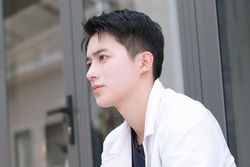 'Nam thần' Y Hà Nội gây sốt: IELTS 8.0, chọn ngành ung thư, từng muốn bỏ học