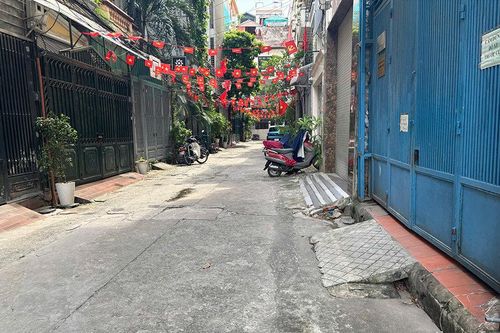 Bục bệ, cầu dẫn lấn chiếm vỉa hè: Đừng để vi phạm thành 'chuyện đã rồi'