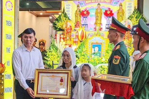 Truy tặng Huân chương Dũng cảm cho Trung tá Trần Văn Tùng hy sinh khi cứu người