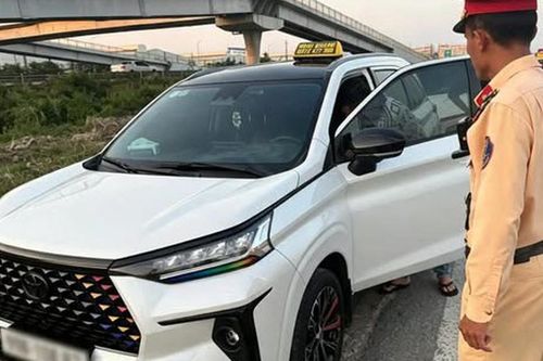 Lái xe bị phạt 13 triệu đồng khi chạy xe biển trắng thu 100.000 đồng của khách