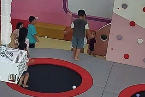 Bé trai 8 tuổi bị người phụ nữ đánh ngay trong khu vui chơi ở Tuyên Quang