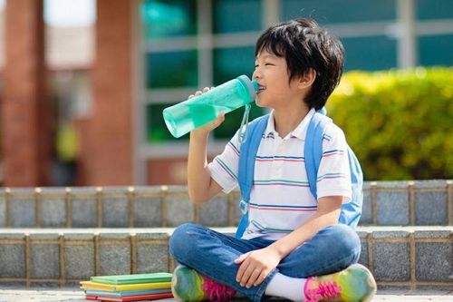 Cách giúp trẻ uống đủ nước khi đi học cả ngày ở trường