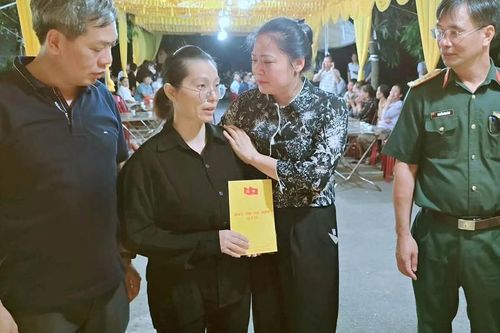 Chia sẻ nỗi đau thương với gia đình Thiếu tá cứu người đuối nước