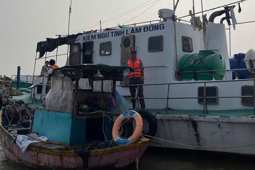 Một thuyền viên cầm dao đe dọa và đấm kiểm ngư viên khi bị kiểm tra tàu cá
