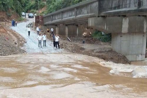Mưa lớn, gần 2.700 người ở 5 bản vùng cao Nghệ An bị chia cắt