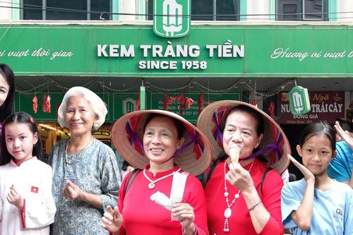 Trước ngày kem Tràng Tiền số 35 đóng cửa, hàng dài người xếp hàng ăn lần cuối