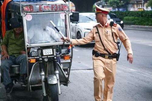 Hà Nội: Xử lý nhiều trường hợp điều khiển xe ba bánh tự chế, chở hàng cồng kềnh