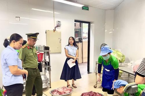 Kiểm tra bếp ăn trường học sau phản ánh về bữa ăn bán trú