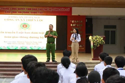 Tuyên truyền phổ biến, giáo dục pháp luật và hướng dẫn lái xe an toàn cho giáo viên, học sinh